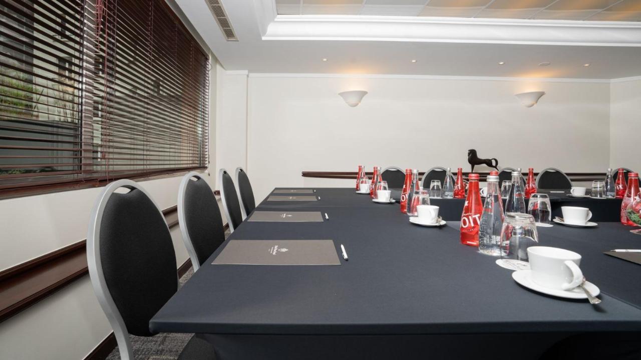 호텔 퐁 로얄 파리 외부 사진 Meeting room at the Hilton London Heathrow