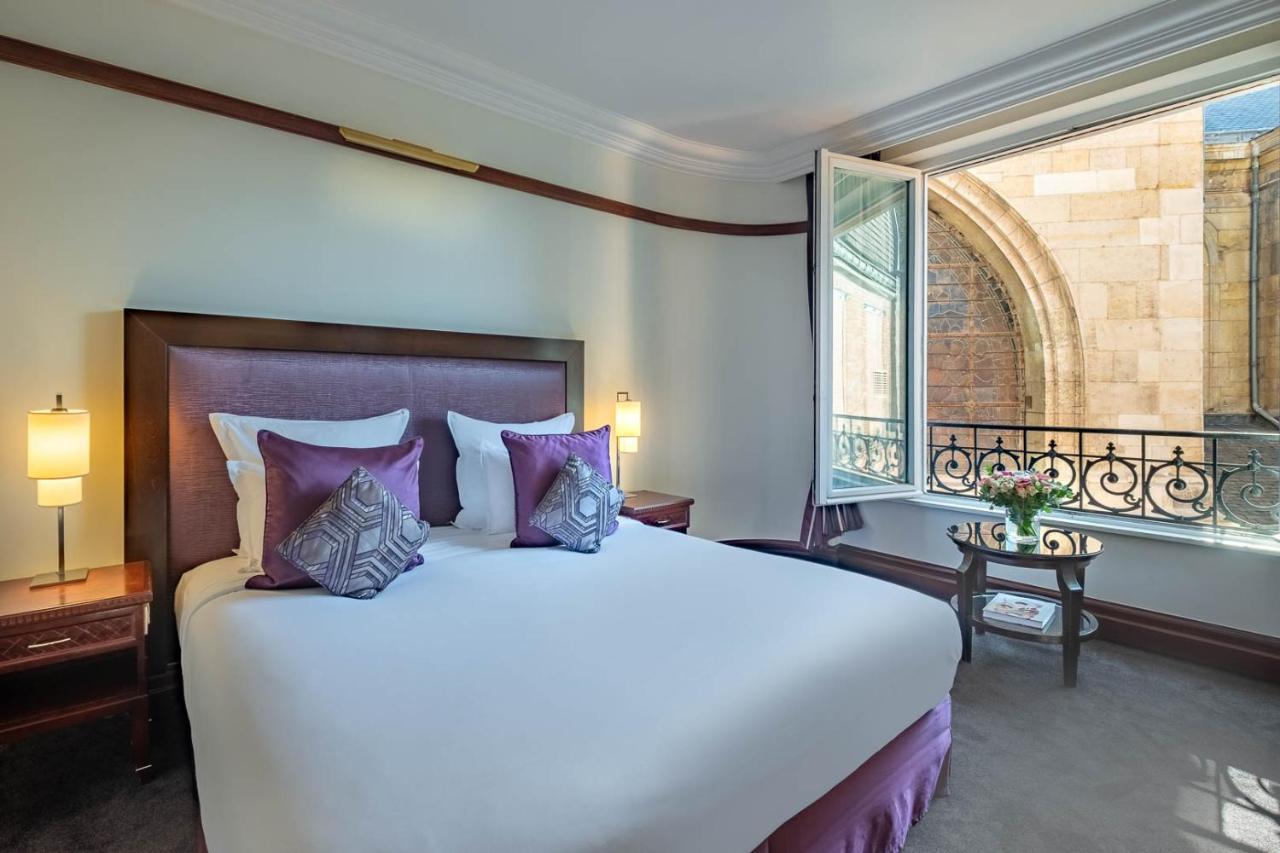 호텔 퐁 로얄 파리 외부 사진 A bedroom at the hotel
