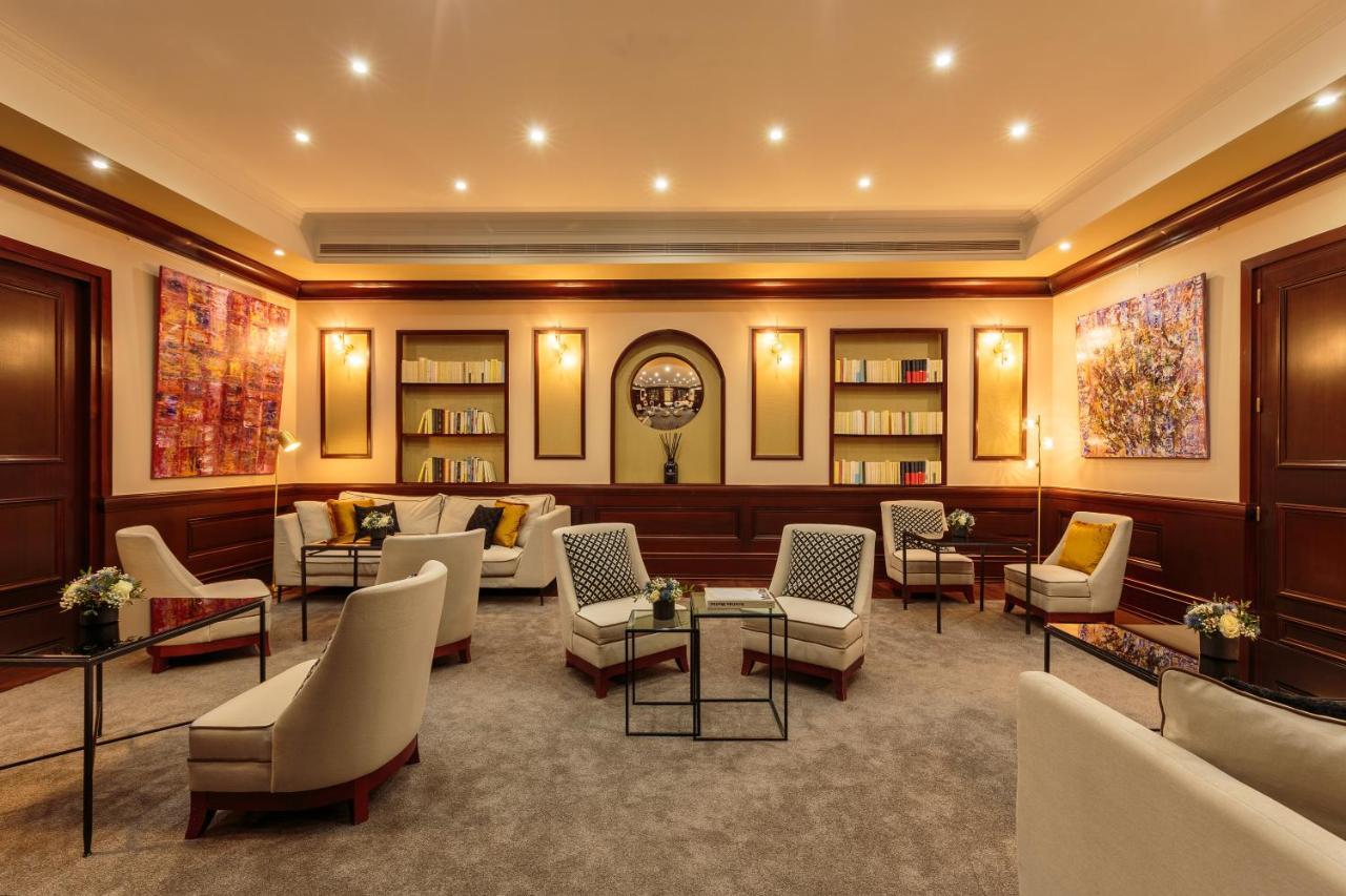 호텔 퐁 로얄 파리 외부 사진 The Club Lounge at the airport