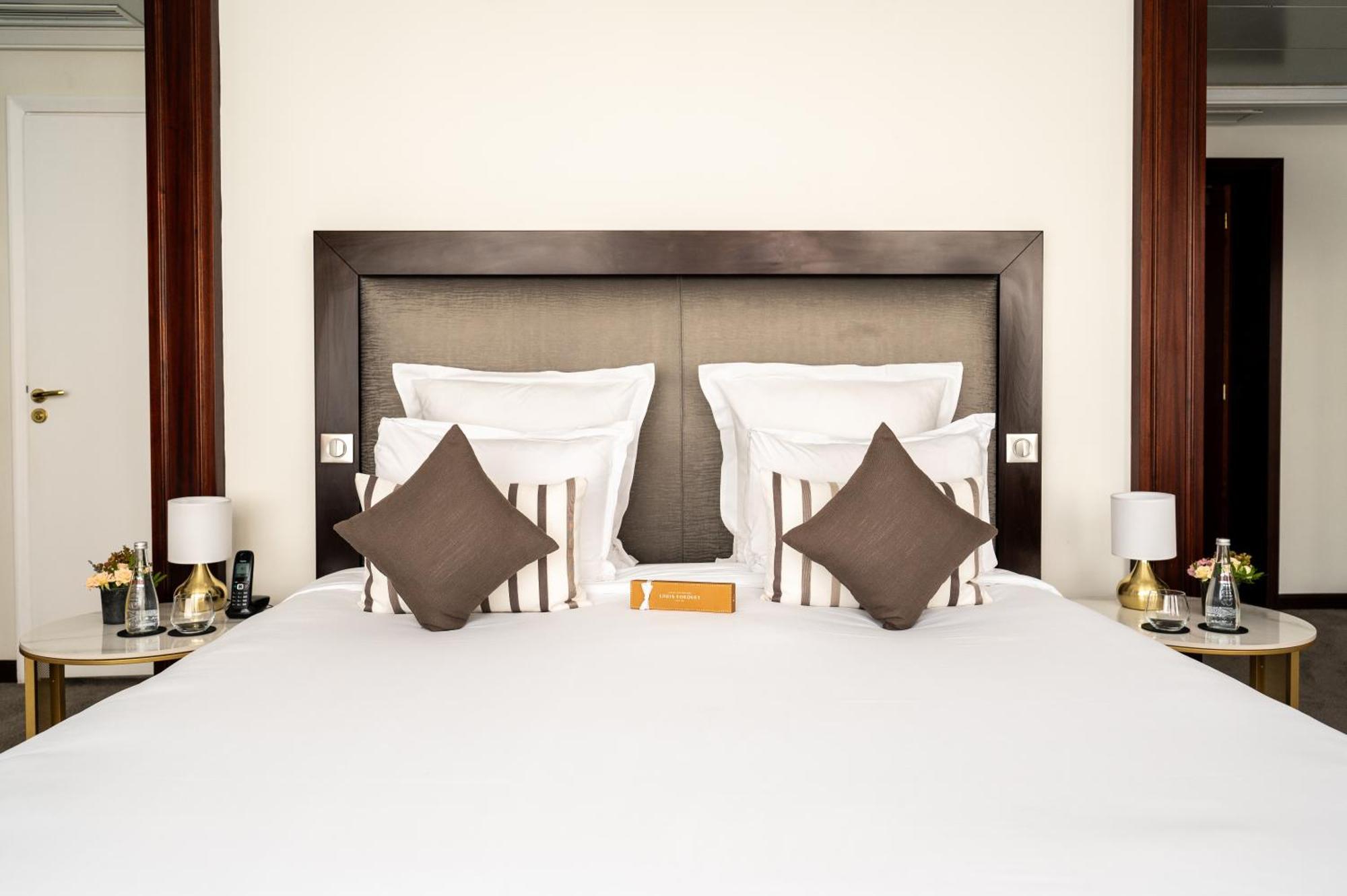 호텔 퐁 로얄 파리 외부 사진 A bedroom at the hotel
