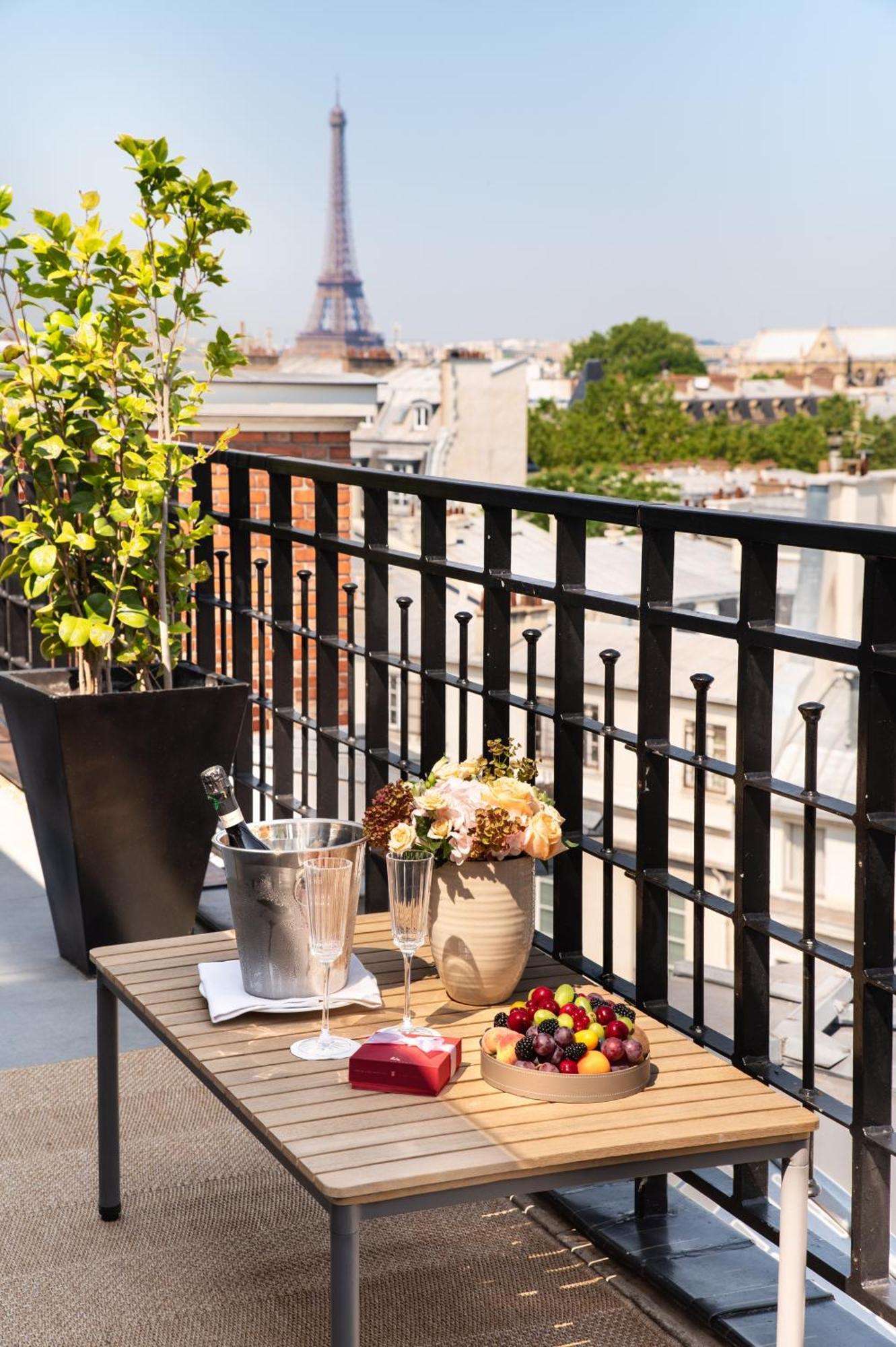 호텔 퐁 로얄 파리 외부 사진 A balcony
