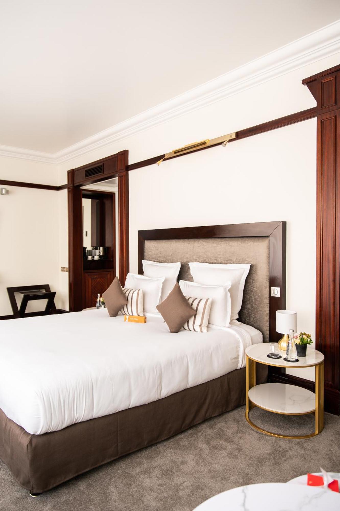 호텔 퐁 로얄 파리 외부 사진 A bedroom at the hotel